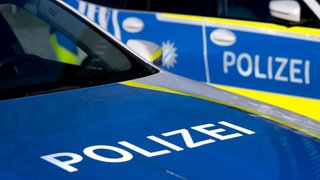 Zwei Streifenwagen der Polizei sind nebeneinander geparkt.n Trossingen (Kreis Tuttlingen) ist am Samstagabend eine Schlägerei eskaliert.