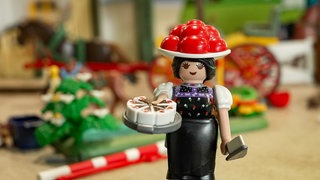 Schwarzwald Marie auf Weltreise. Die Playmobilfigur bekommt eine eigene Ausstellung in Baiersbronn. Gestaltet vom Dioramakünstler Oliver Schaffer.