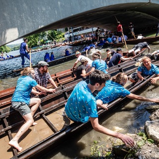 Eine Mannschaft beim Stocherkahnrennen in Tübingen. 2026 wird das Rennen zum 70. Mal ausgetragen. 