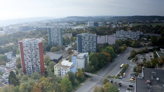 Symbolbild Mietwucher. Totale einer Wohnsiedlung in Tübingen aus der Vogelperspektive. Zwei junge Männer wehren sich gegen ihre Miete.