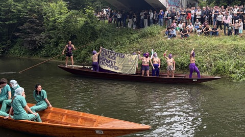 Beim Stocherkahnrennen 2026 in Tübingen gab es feministische Protestboote.