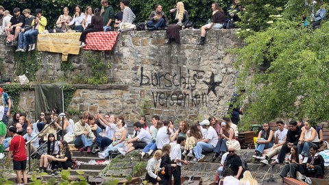 Graffiti gegen Burschenschaften an der Neckarmauer beim Stocherkahnrennen 2026 in Tübingen.