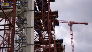Baustelle der Horber Hochbrücke mit Kran. Staatsanwaltschaft fordert Strafe für Kranführer wegen fahrlässiger Tötung.