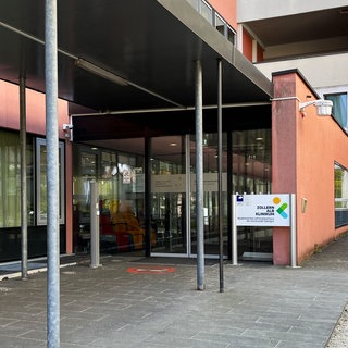 Der Haupteingang des Zollernalb Klinikums in Albstadt. Ein Krankenpfleger steht derzeit in Hechingen vor Gericht weil er Patientinnen vergewaltigt haben soll.