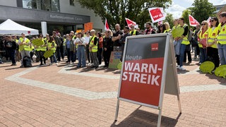 Ein Schild mit der Aufschrift Warnstreik steht vor dem Uniklinikum Tübingen.