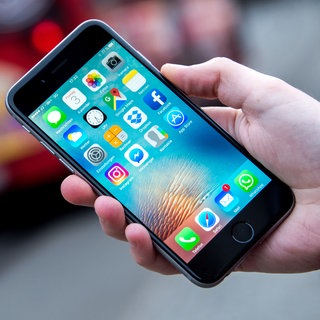 Eine Hand mit einem Smartphone. Der Hans Bausch Mediapreis geht an eine wissenschaftliche Arbeit über Social Media als Nachrichtenquelle