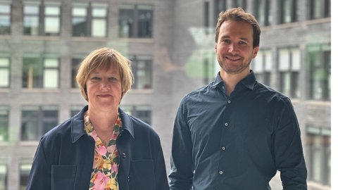 Die beiden Forschenden Birgit Stark und Pascal Schneiders an der Uni Mainz. Sie bekommen den Hans Bausch Mediapreis.