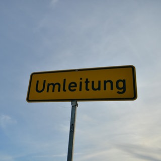 Ein Umleitungsschild vor blauem Himmel: Auf zwei Abschnitten der B27 - zwischen Ofterdingen und der Anschlussstelle Bodelshausen und zwischen Balingen-Endingen bis zur Anschlussstelle Balingen-Nord - gibt es ab Juli halbseitige Sperrungen oder nur eine Fahrbahn für den Verkehr.