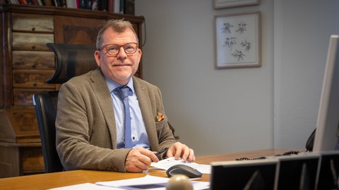 Münsingens Bürgermeister Mike Münzing (SPD) am Schreibtisch
