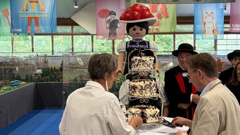 Hochzeitstorte mit dem Schwarzwaldpaar. Bei der Vorstellung des Traumpaars in Baiersbronn gab es - natürlich - Schwarzwälder Kirschtorte.