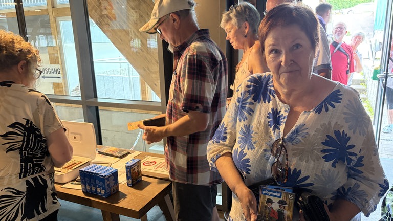 Sylvia Klumpp aus Baiersbronn hat sich ein Spielfiguren-Paar "Schwarzwald Marie" und "Schwarzwald Hannes" am ersten Verkaufstag gesichert.
