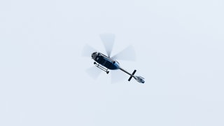 Ein Polizeihubschrauber ist am Himmel zu sehen. Ein Mann ist mit dem Fahrrad am Plettenberg tödlich verunglückt und wurde mit einem Hubschrauber geborgen.