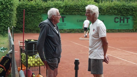 Walter Betz unterhält sich mit Spieler Martin Traub auf der Anlage des TC Tübingen.