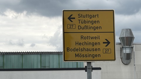 Straßenschild in Ofterdingen zeigt, in welche Richtungen die B27 führt.