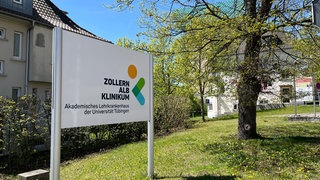 Ein Schild mit der Aufschrift "Zollernalb Klinikum". Ein Pfleger soll an der Klinik mehrere Frauen sexuell missbraucht haben. Gegen ihn läuft ein Prozess am Landgericht Hechingen.