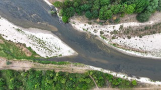 Durch das Niedrigwasser der Donau sind unterhalb des Museums Heuneburg Kiesbänke in der Donau zu sehen.