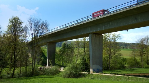 Blick auf die Aichtalbrücke (B312) im Kreis Esslingen
