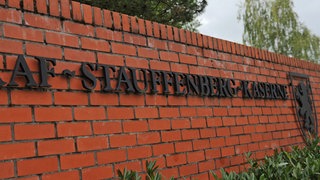 Der Schriftzug der Graf-Stauffenberg-Kaserne in Sigmaringen mit Wappen. Eine Aufnahme aus dem Jahr 2011.