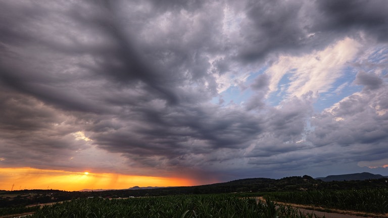 Nach dem Unwetter im Kreis Reutlingen ziehen Gewitterwolken aus Gomaringen ab.