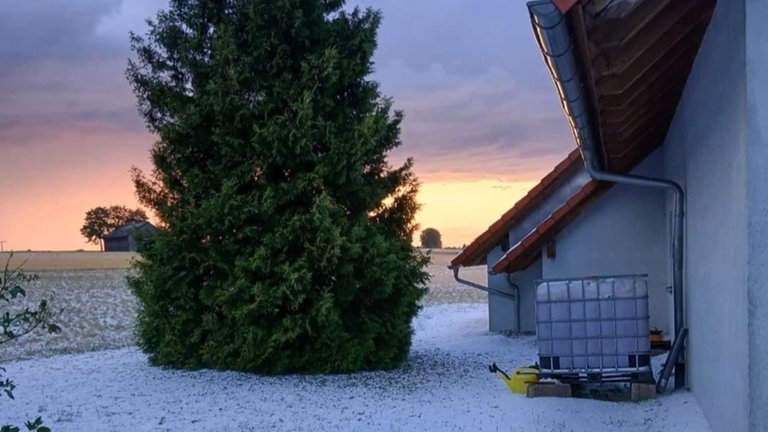 Ein Acker in Dürrenstetten ist nach dem dem Unwetter im Kreis Reutlingen mit Hagel bedeckt.