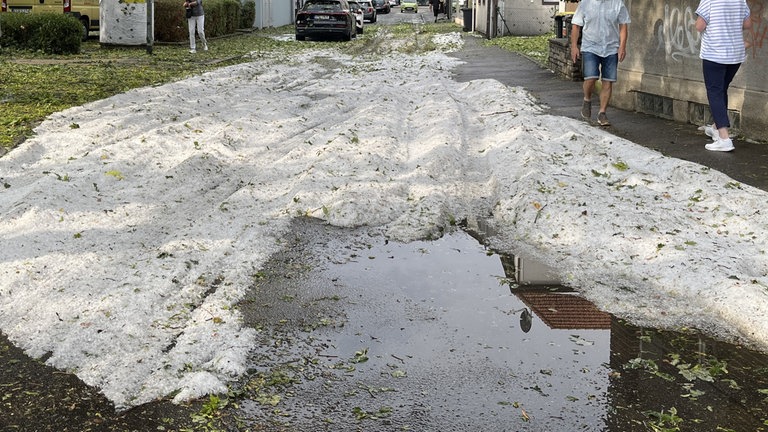 Eine mit Hagel bedeckte Straße nahe des Hallenbads in Reutlingen.