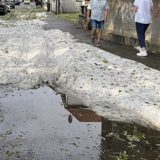 Eine mit Hagel bedeckte Straße nahe des Hallenbads in Reutlingen.