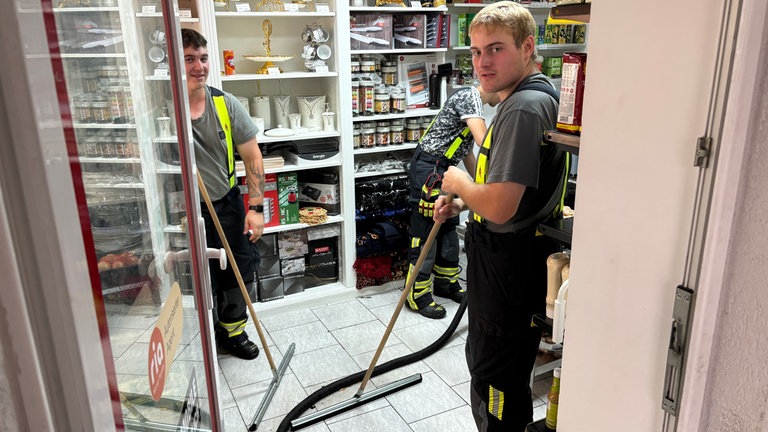 Die Feuerwehr pumpt in einem Laden Wasser ab. Starkregen mit Hagel hat zu Schäden im Kreis Reutlingen geführt. 