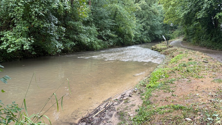Starkregen mit Hagel am frühen Morgen des 15. Juli 2026 führt zu Schäden im Kreis Reutlingen. 