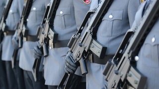 Soldatenen mit Gewehren. (Symbolbild) Die Bundeswehr kehrt nach Sigmaringen zurück.