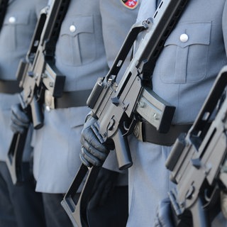 Soldatenen mit Gewehren. (Symbolbild) Die Bundeswehr kehrt nach Sigmaringen zurück.