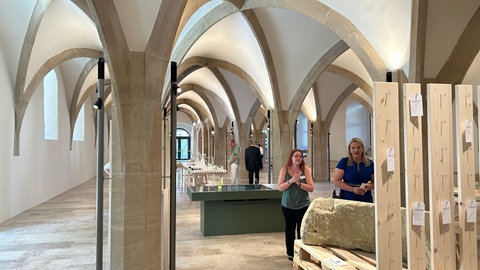 Besucher schauen sich im Residenzschloss in bad Urach die Ausstellungsstücke an
