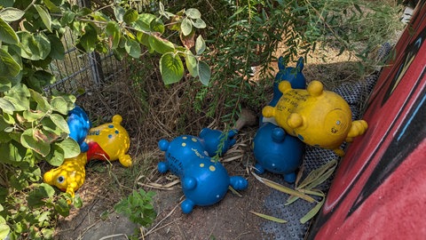 Hüpfpferde liegen im Garten