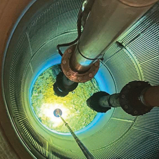 In einem tiefen Brunnenschacht schimmert es grünlich-blau. Ein Blick in den Tiefbrunnen der Nordstetter Wasserversorgungsgruppe im Neckartal bei Horb-Mühlen (Kreis Freudenstadt). Das Wasser wird als Trinkwasser aufbereitet.