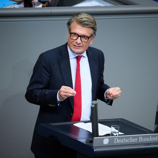 Der CDU-Bundestagsabgeordnete Thomas Bareiß steht am Rednerpult im Deutschen Bundestag. Nach einem Verkehrsunfall auf der B27 bei Hechingen am 12. Juli ermittelt die Staatsanwaltschaft gegen ihn.