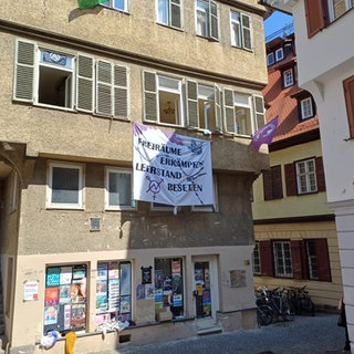 Altes Haus mit Plakat: "Freiräume erkämpfen. Leerstand besetzen"
