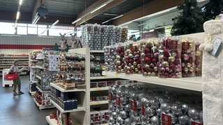 Unmengen an Christbaumkugeln stehen in den Gängen vom Discounter Thomas Philipps in Wannweil. Die gibt es dort jetzt schon in den Sommerferien zu kaufen.