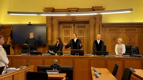 Einzug der Richter in Roben am Landgericht Tübingen zum Prozessauftakt versuchter Mord an Frühchen.