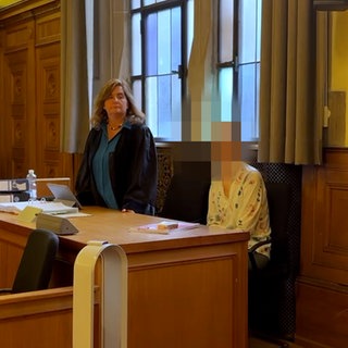 Die angeklagte Mutter sitzt neben ihrer Verteidigerin im Gerichtssaal des Landgericht Tübingen. Sie solProzess Versuchter Mord an Frühchen am Tübingen Landgericht