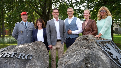 Vertreter von Bundeswehr, Landkreis und Stadt Sigmaringen stehen mit Landesinnenminister Manuel Hagel zum Gruppenfotos vor einem Stein mit dem Wappen der Stadt Sigmaringen.