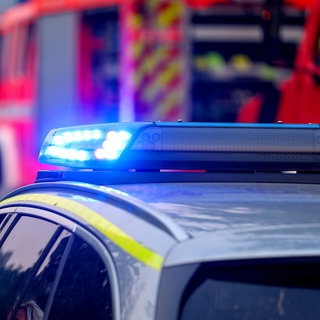 Ein Auto der Polizei steht vor einem Wagen der Feuerwehr. Bei einem Unfall in Tübingen ist ein Auto eine Böschung hinuntergestürzt.
