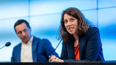 Dorothea Kliche-Behnke (r), stellvertretende Fraktionsvorsitzende der SPD Baden-Württemberg, spricht während einer Landespressekonferenz neben Sascha Binder (l), Fraktionsvorsitzender der SPD Baden-Württemberg.