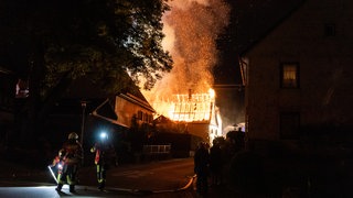 Flammen auch aus der Ferne sichtbar: In Bisingen im Zollernalbkreis war am frühen Montagmorgen in einem Einfamilienhaus ein Feuer ausgebrochen. 