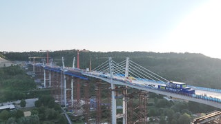 Die Horber Hochbrücke steht nun schon auf allen Pfosten und die ersten Drahtseile sind gespannt. 