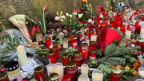 Ausdruck von Trauer am Abend nach der Tat - Kerzen und Blumen für die getötete 14-Jährige. Sie starb am Montag nach einen Messerangriff eines Mannes auf dem Schulweg. 