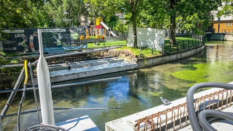 Der Bau einer kleinen Brücke in Ulm wird immer teurer. Auf 880.000 Euro sind die Baukosten für die Stadt mittlerweile gestiegen.