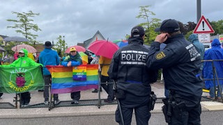 Vor der Stadthalle Aalen haben am Freitagabend viele Menschen gegen die Politik der AfD demonstriert. Der AfD-Kreisverband Ostalb hatte zu einer Wahlkampfveranstaltung in der Halle eingeladen. Die Polizei war vor Ort. Laut Mitteilung verliefen beide Veranstaltungen weitgehend friedlich.