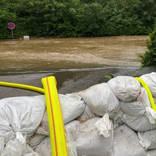 Hochwasser an der Lein: Sandsäcke liegen entlang des anschwellenden Flusses