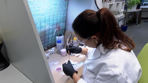 Eine Schleich-Mitarbeiterin bemalt das Wappentier von Schwäbisch Gmünd: Das Einhorn. 