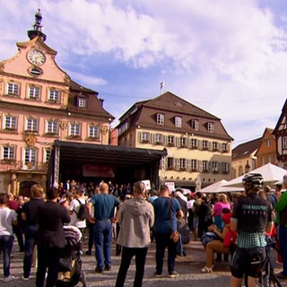 Auf dem Gmünder Marktplatz haben sich hunderte Menschen versammelt, um gegen die Entscheidung des Unternehmens zu protestieren.