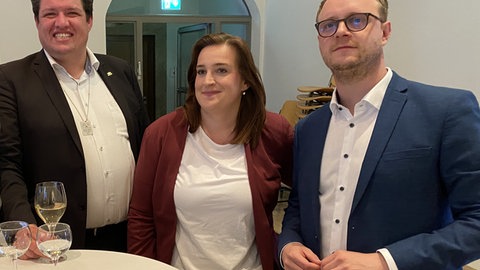 Grünen-Politikerinnen und -Politiker verfolgen die Hochrechnungen der Europawahl im Ulmer Rathaus